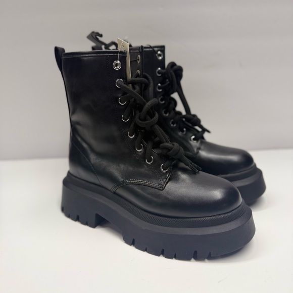 No Boundaries Shoes - No Boundaries Women's Lug Sole Combat Boots, size 6